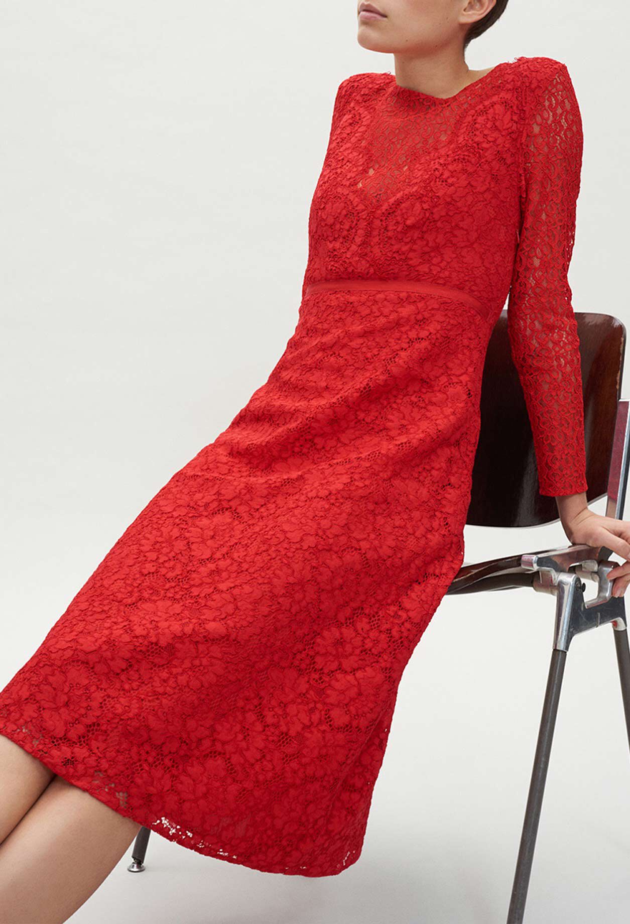 Robe longue en guipure rouge