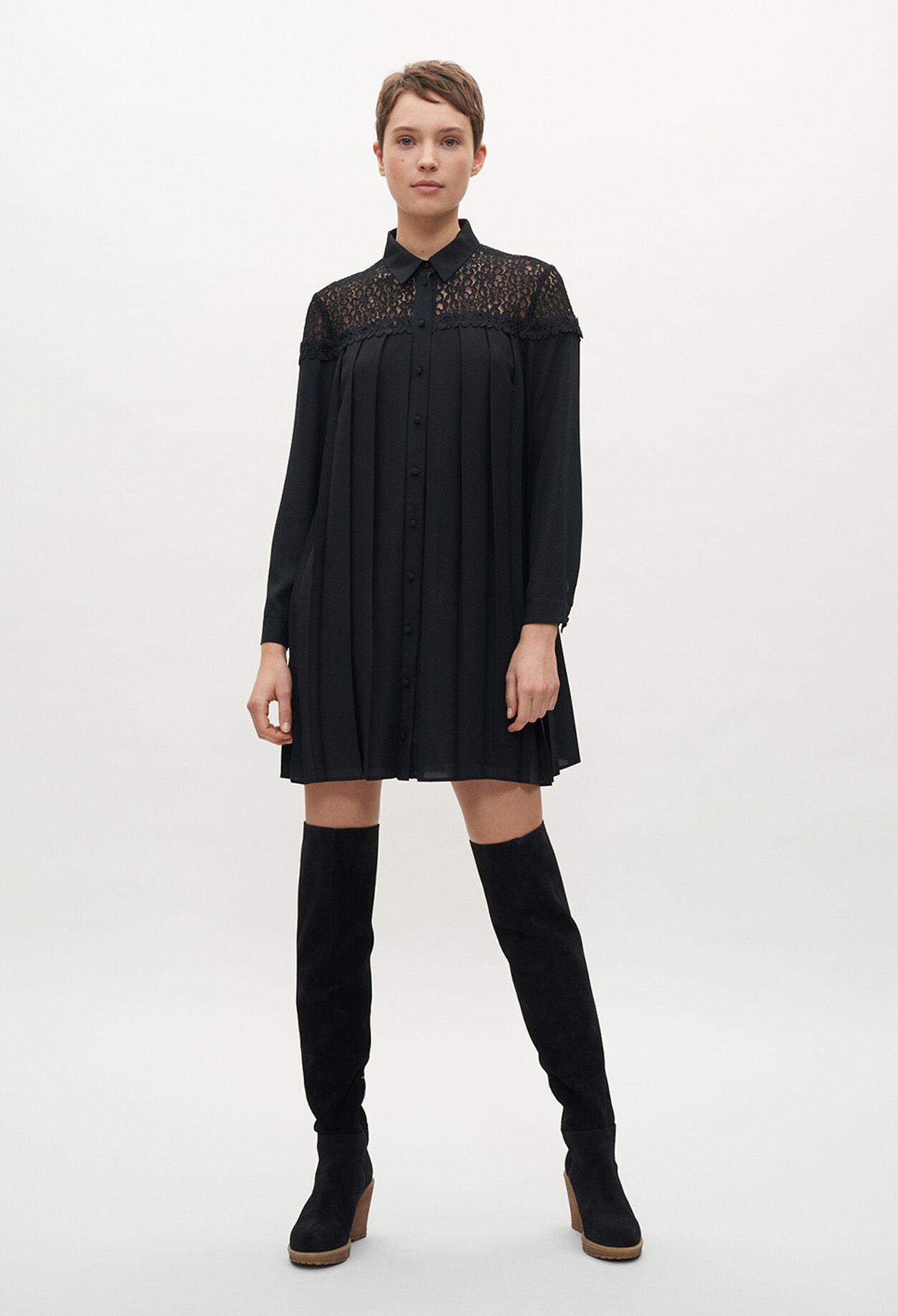 Robe noire plissée