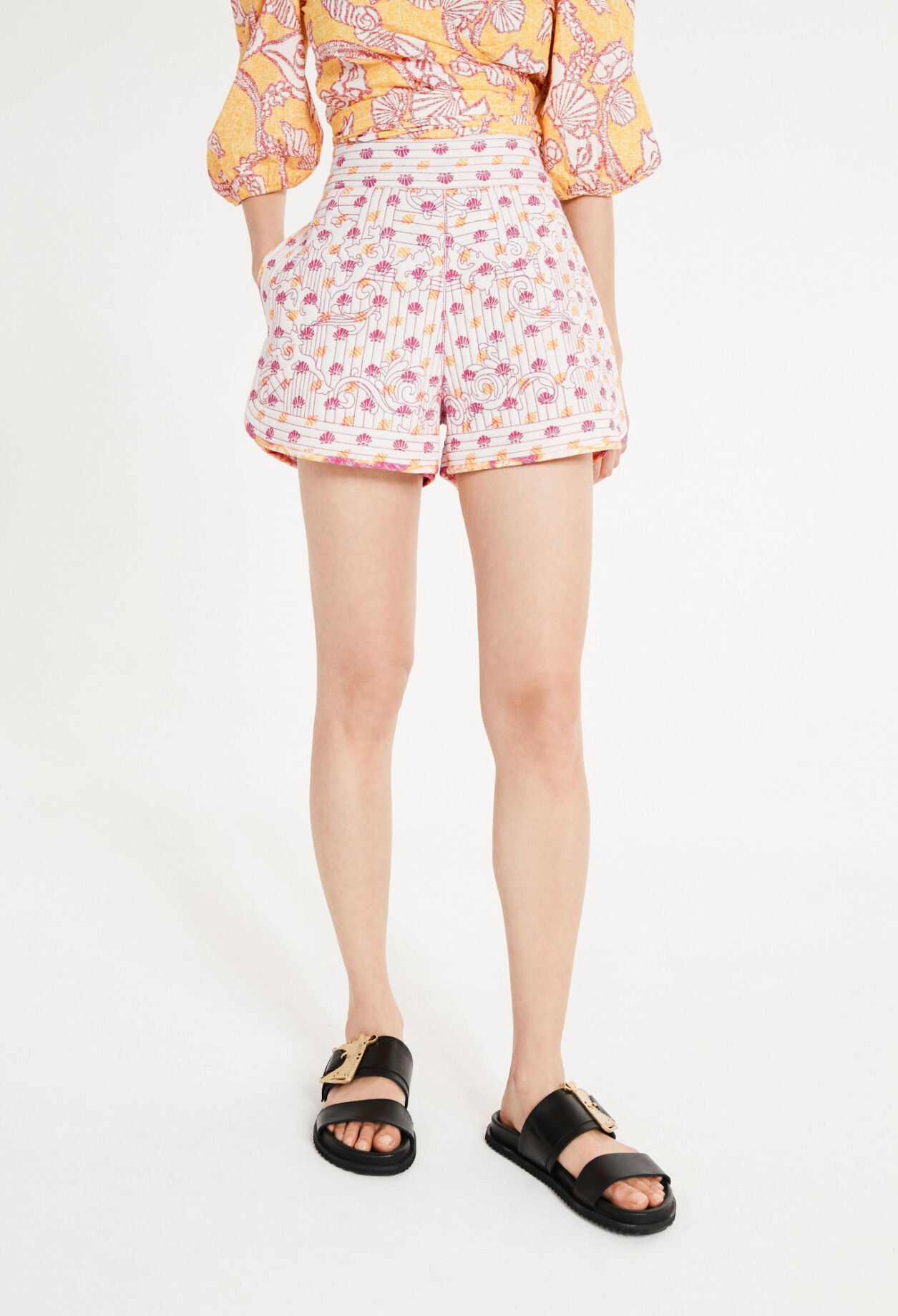 Short cuir online claudie pierlot
