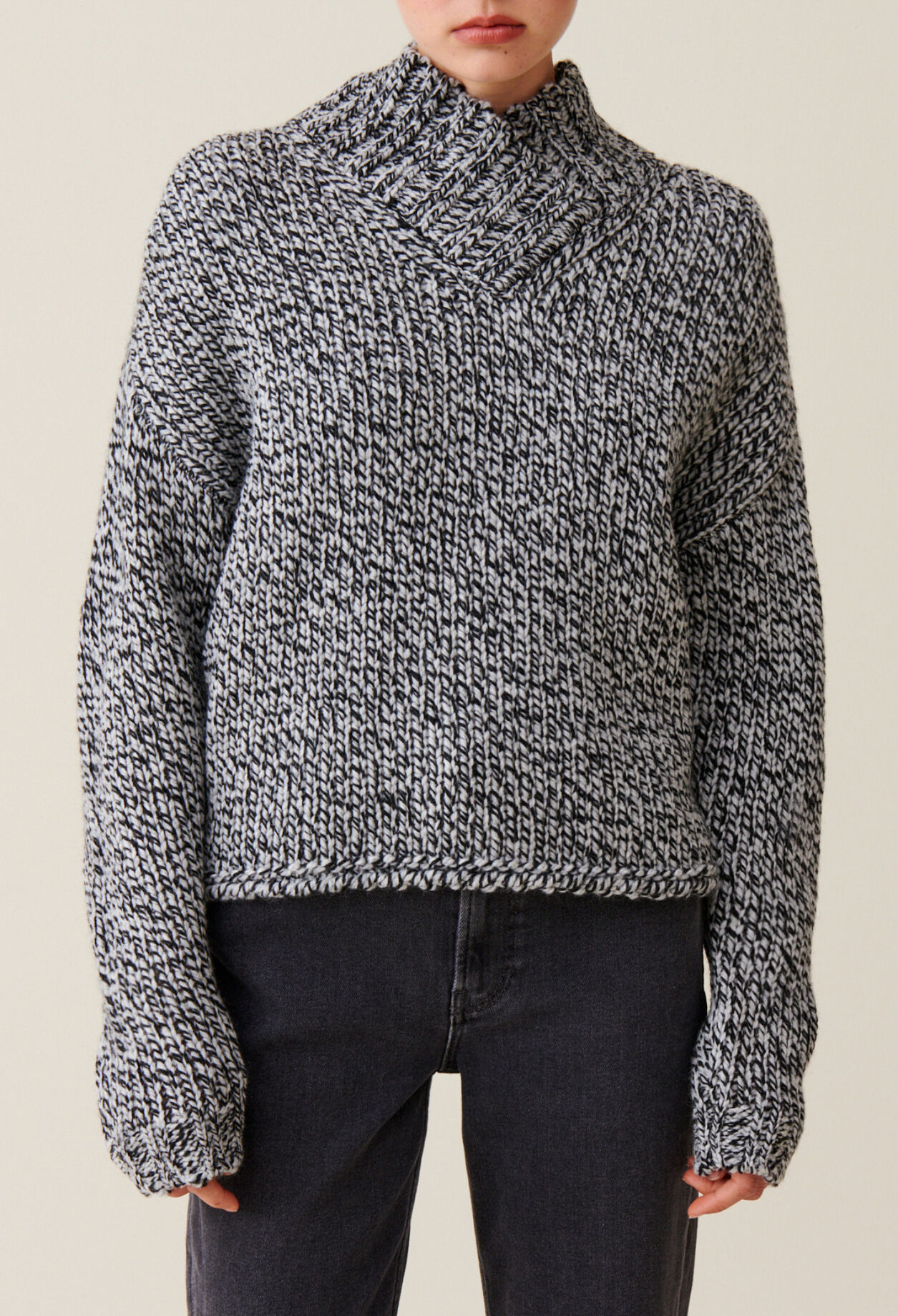 Pull grosse maille col V gris
