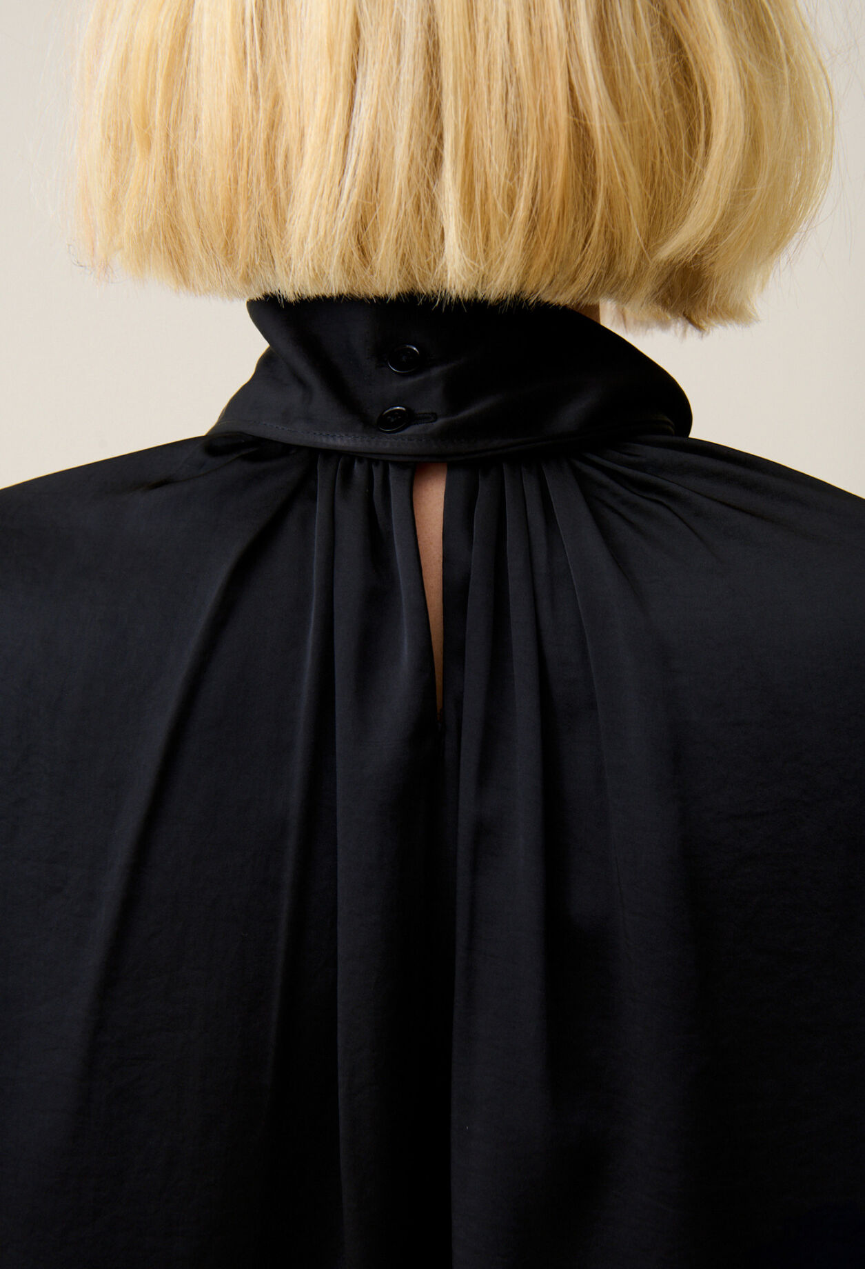 Robe fluide col lavalli&egrave;re noir