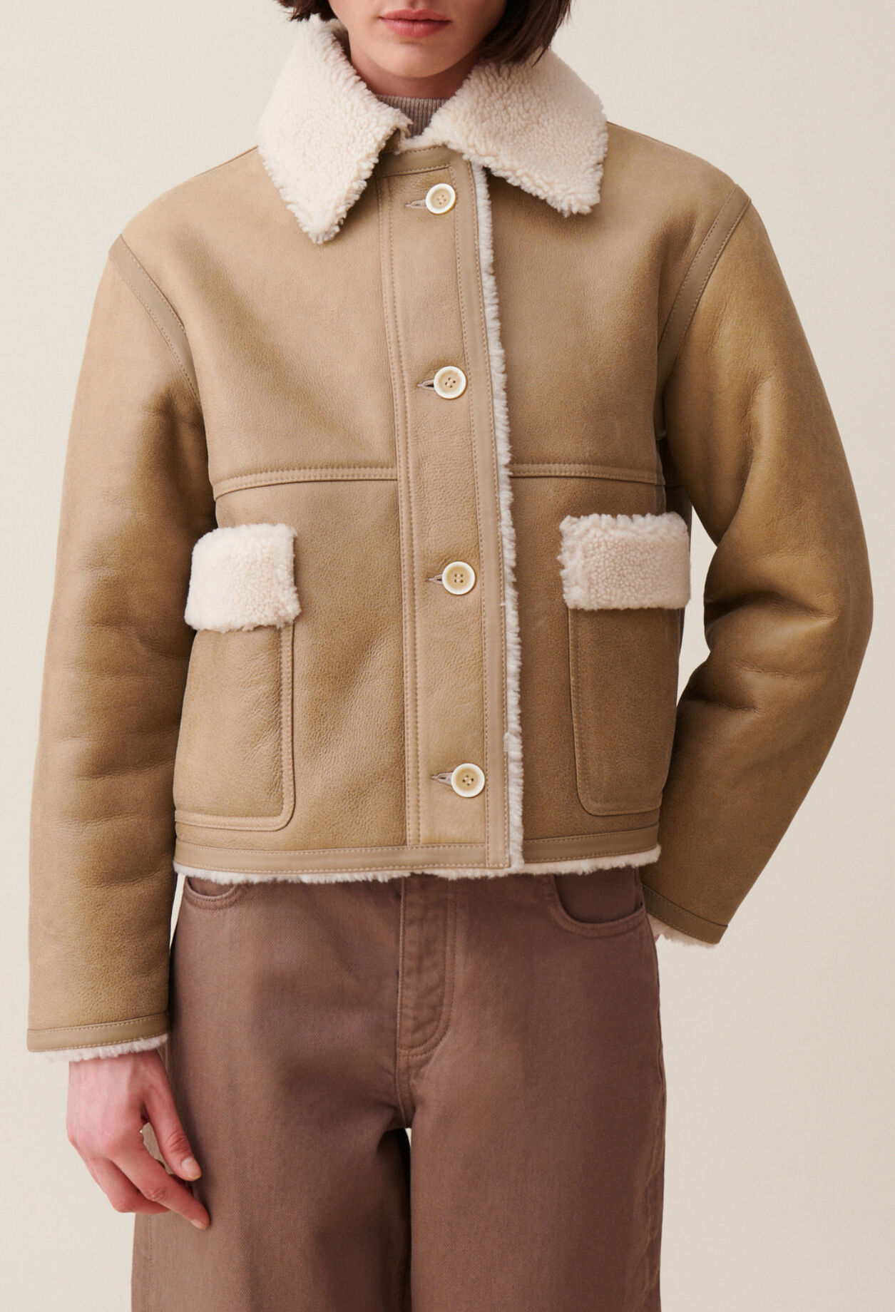 Veste peau lain&eacute;e courte beige