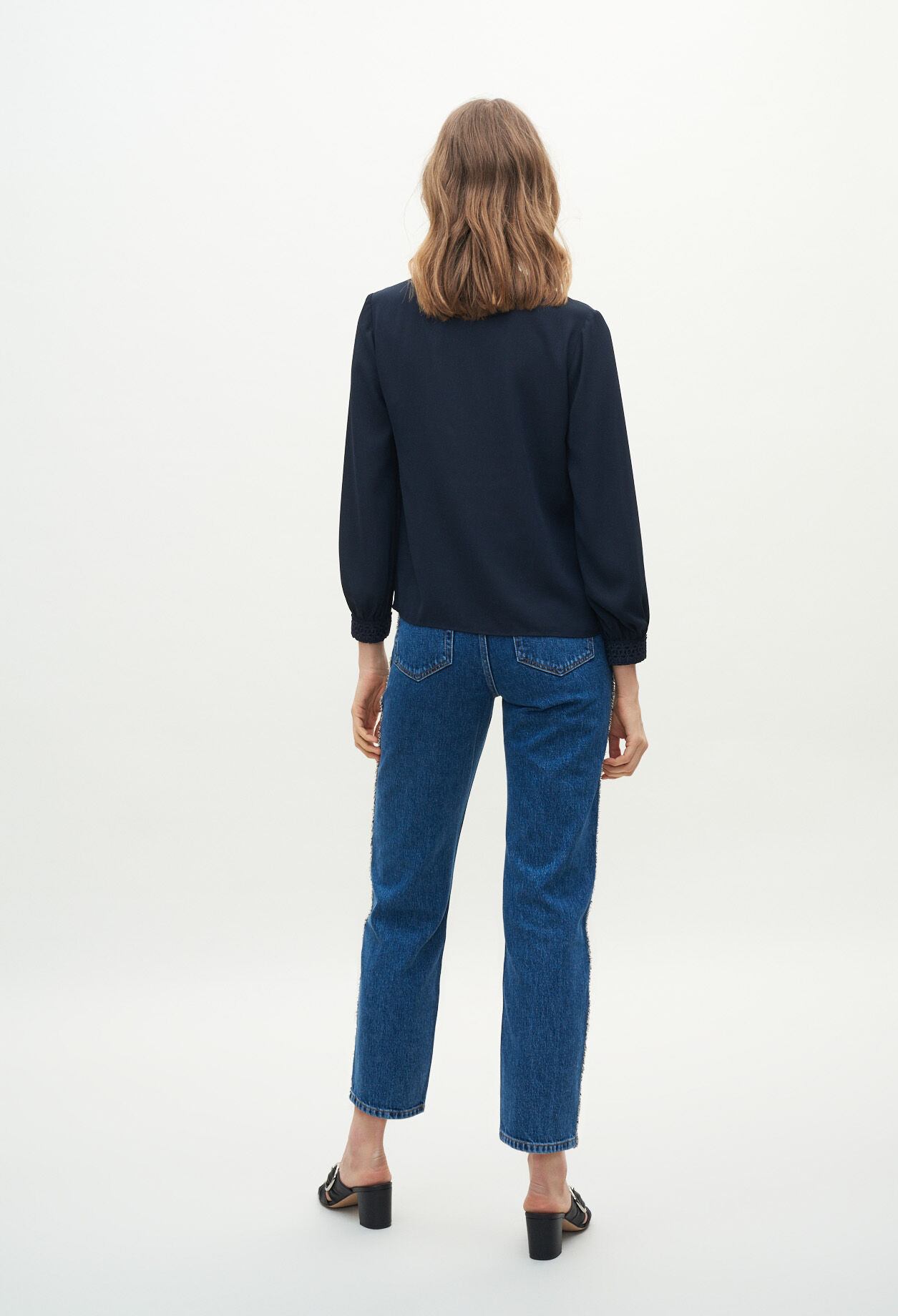 Blouse aux poignets brodés