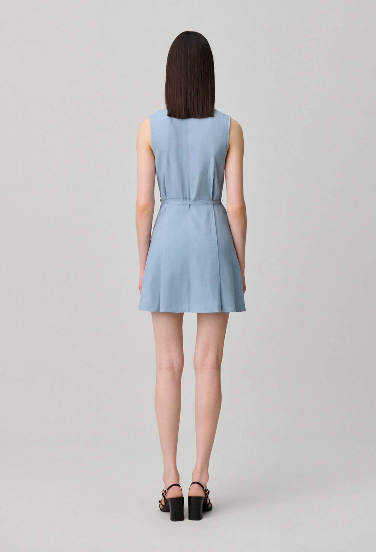 Robe courte sans manches