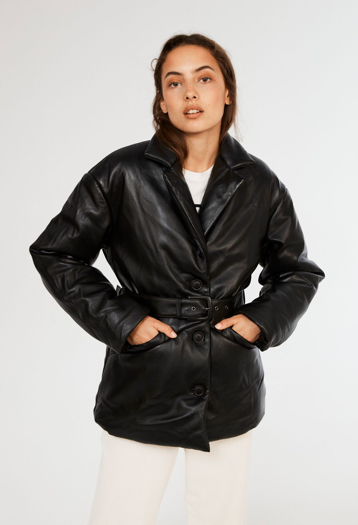 Manteau court en cuir responsable