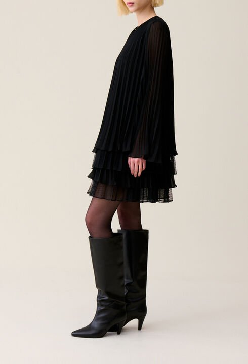 Robe courte noire volant&eacute;e