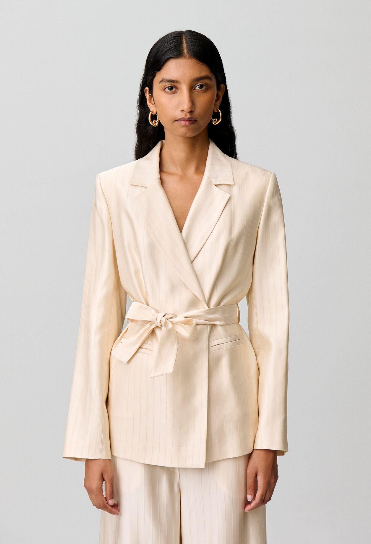 Veste tailleur tissu satin&eacute;