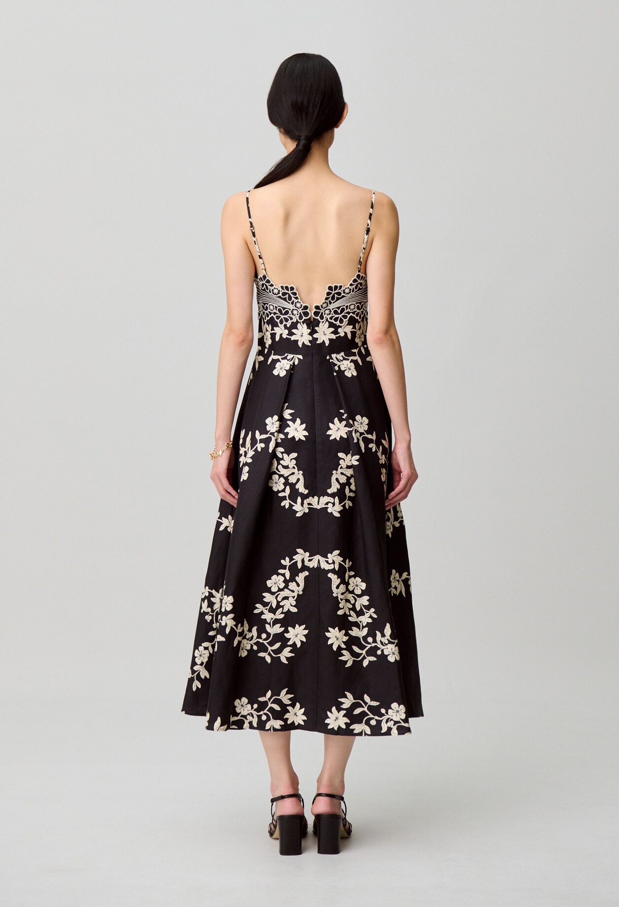 Robe bretelles broderies florales