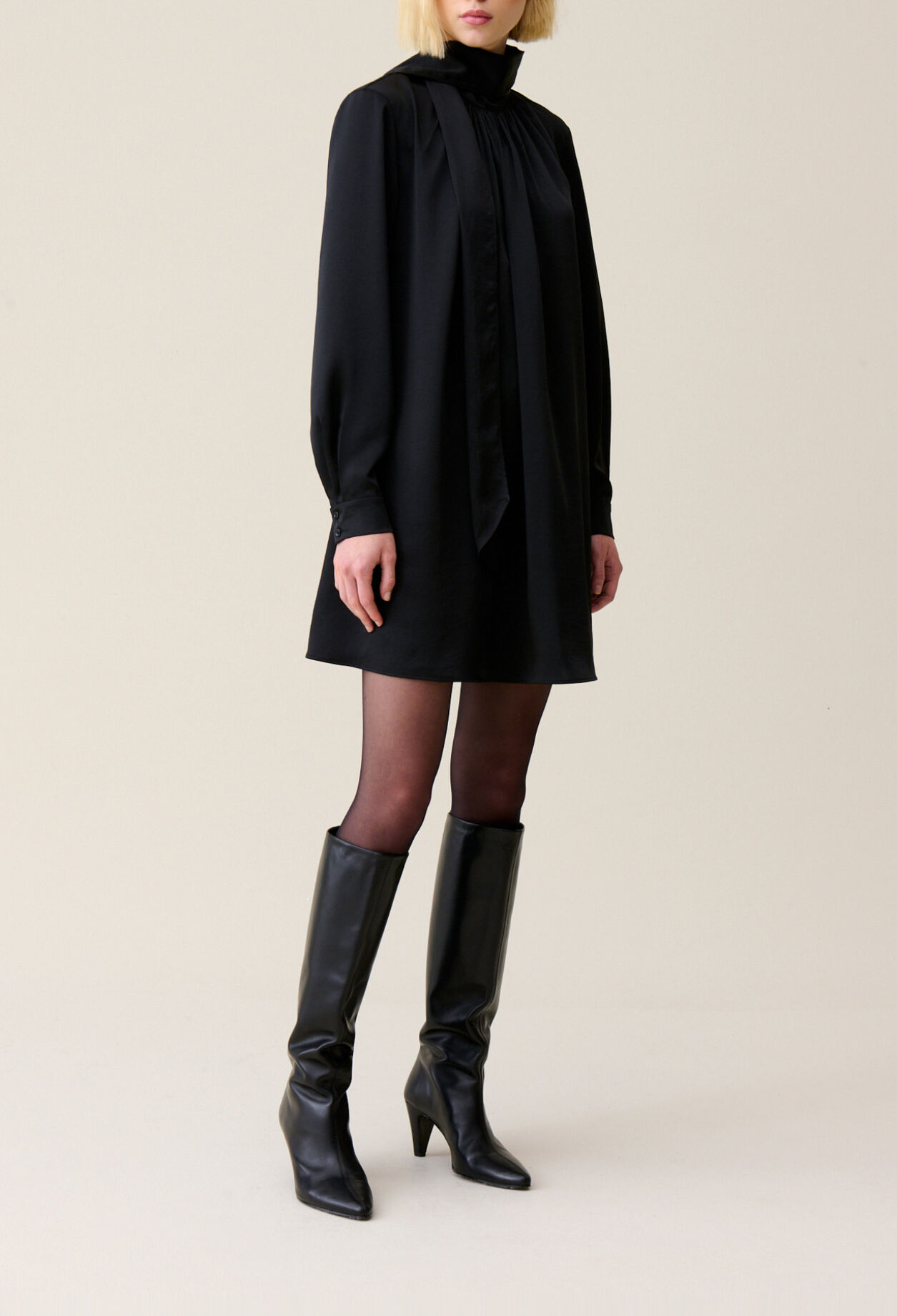 Robe fluide col lavalli&egrave;re noir