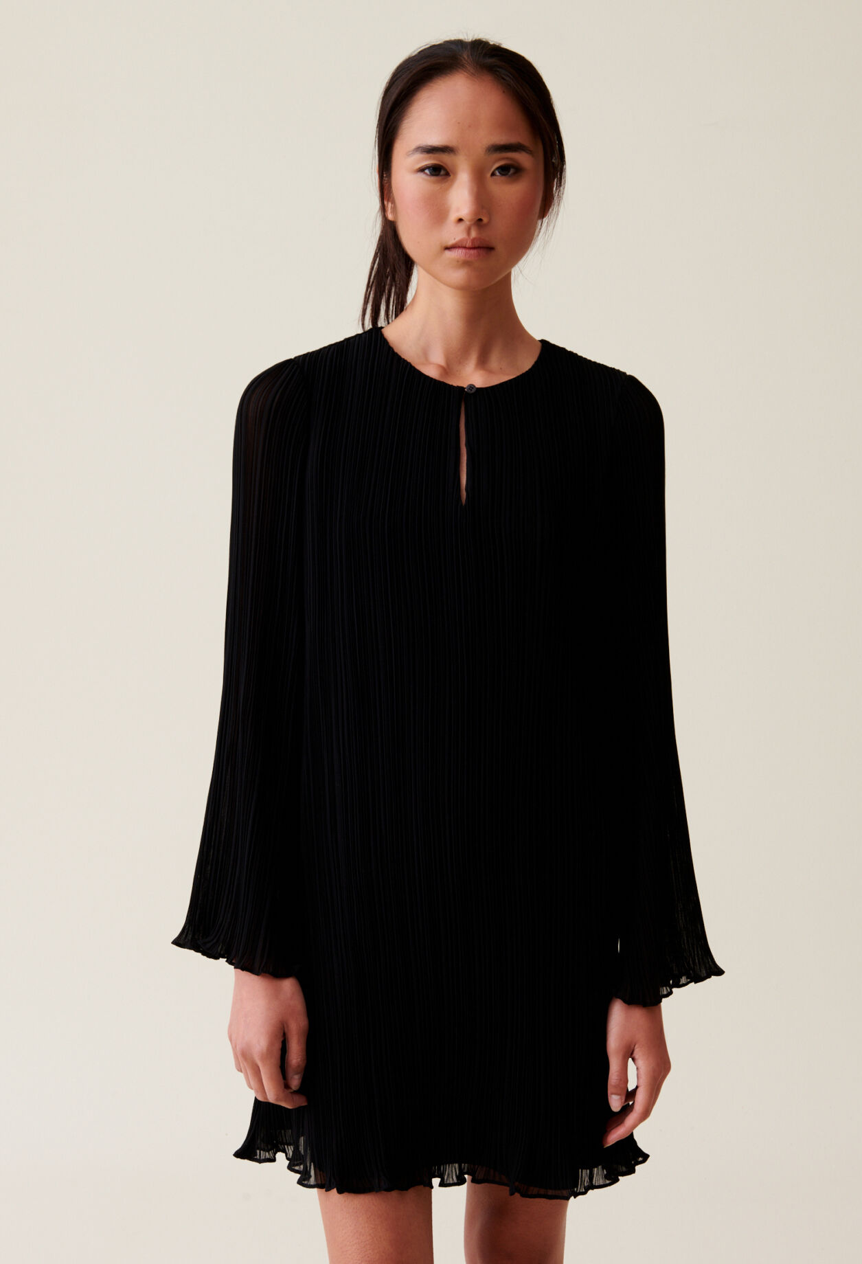 Robe courte plissée manches longues