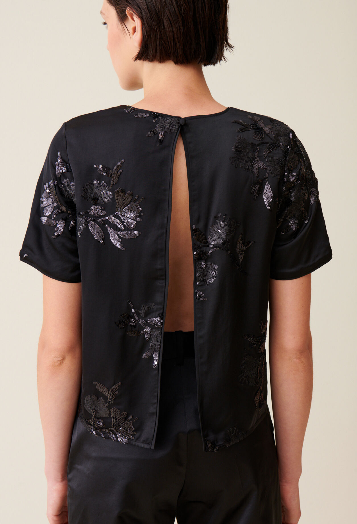 Top noir sequins brodés