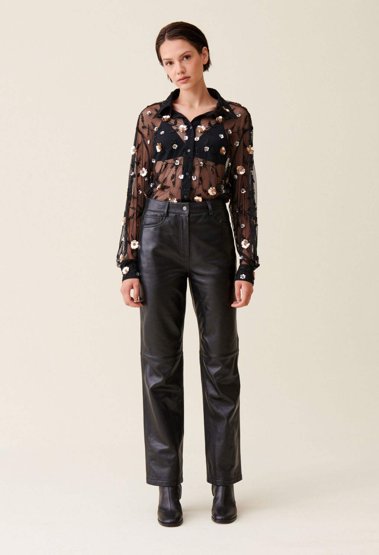 Chemise noire transparente brodée
