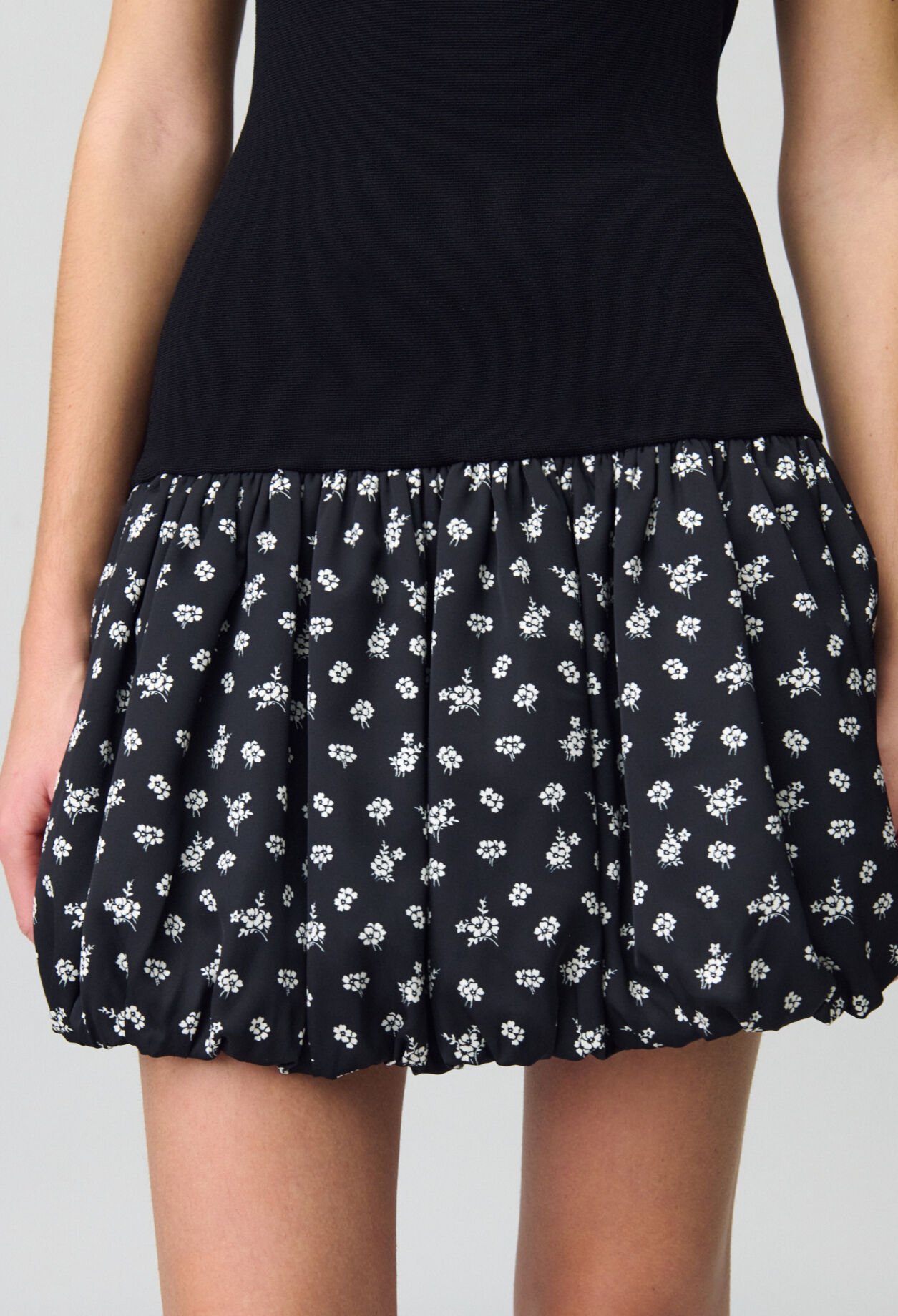 Robe courte boule à fleurs