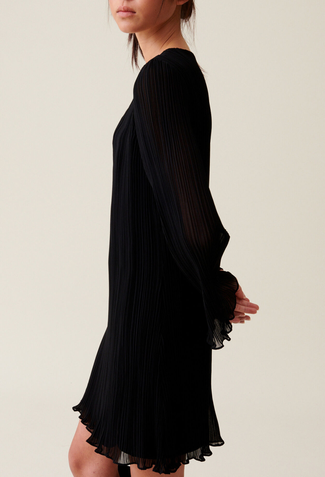 Robe courte pliss&eacute;e manches longues