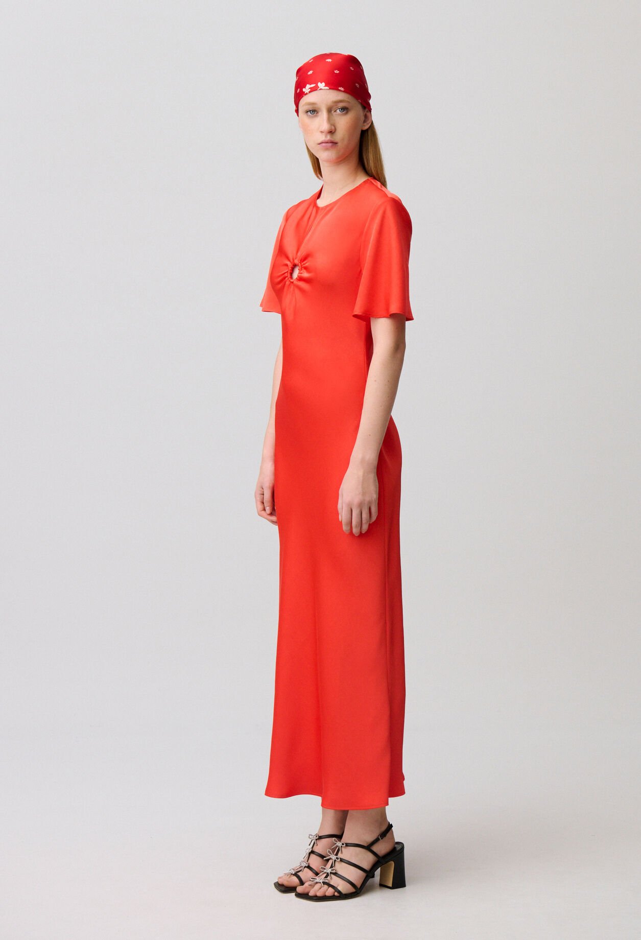 Robe longue satin&eacute;e