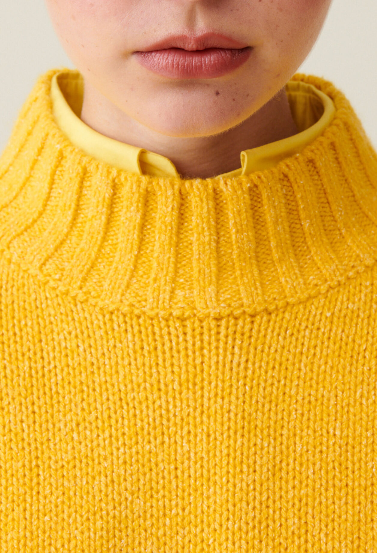 Pull col chemin&eacute;e