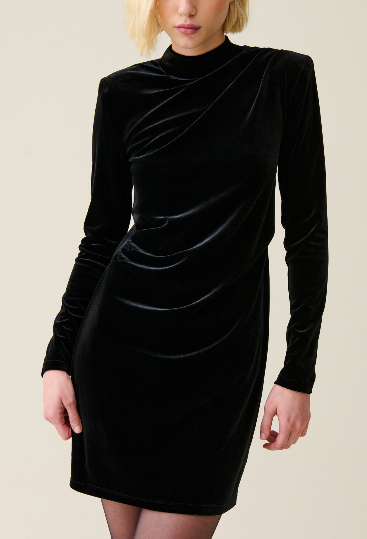 Robe courte cintrée velours noir
