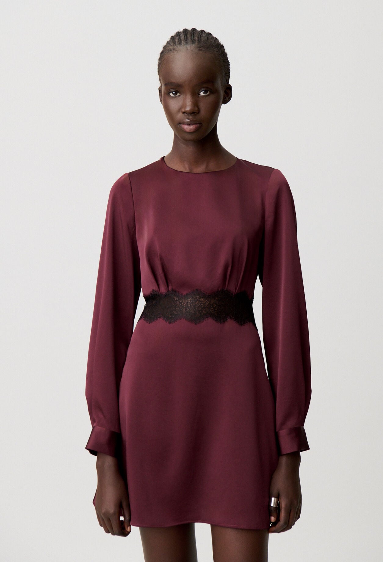 Robe courte fluide satin&eacute;e