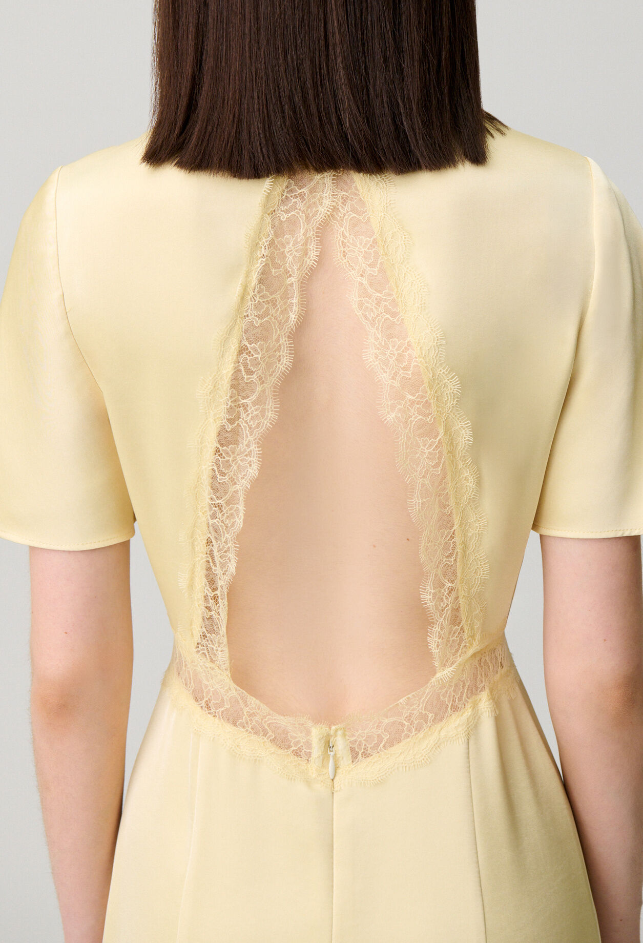 Robe satin&eacute;e dentelle dos nu