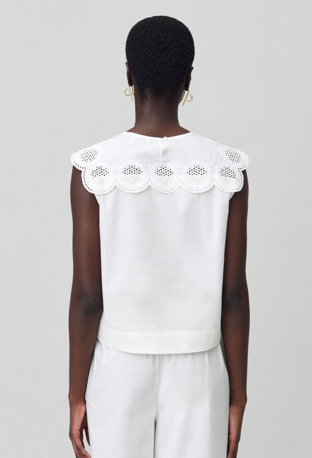 Blouse sans manches brodée