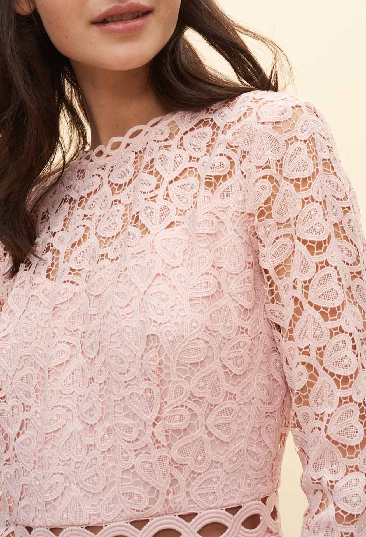 Robe courte en dentelle