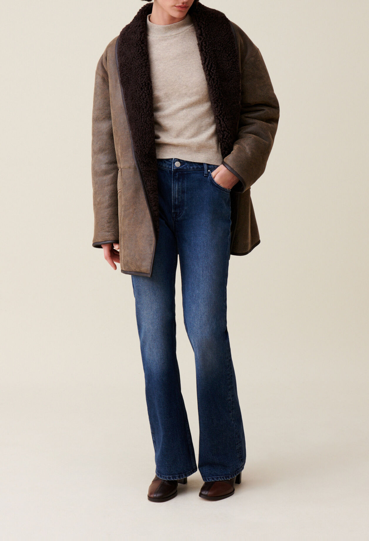 Peau lain&eacute;e ceintur&eacute;e taupe