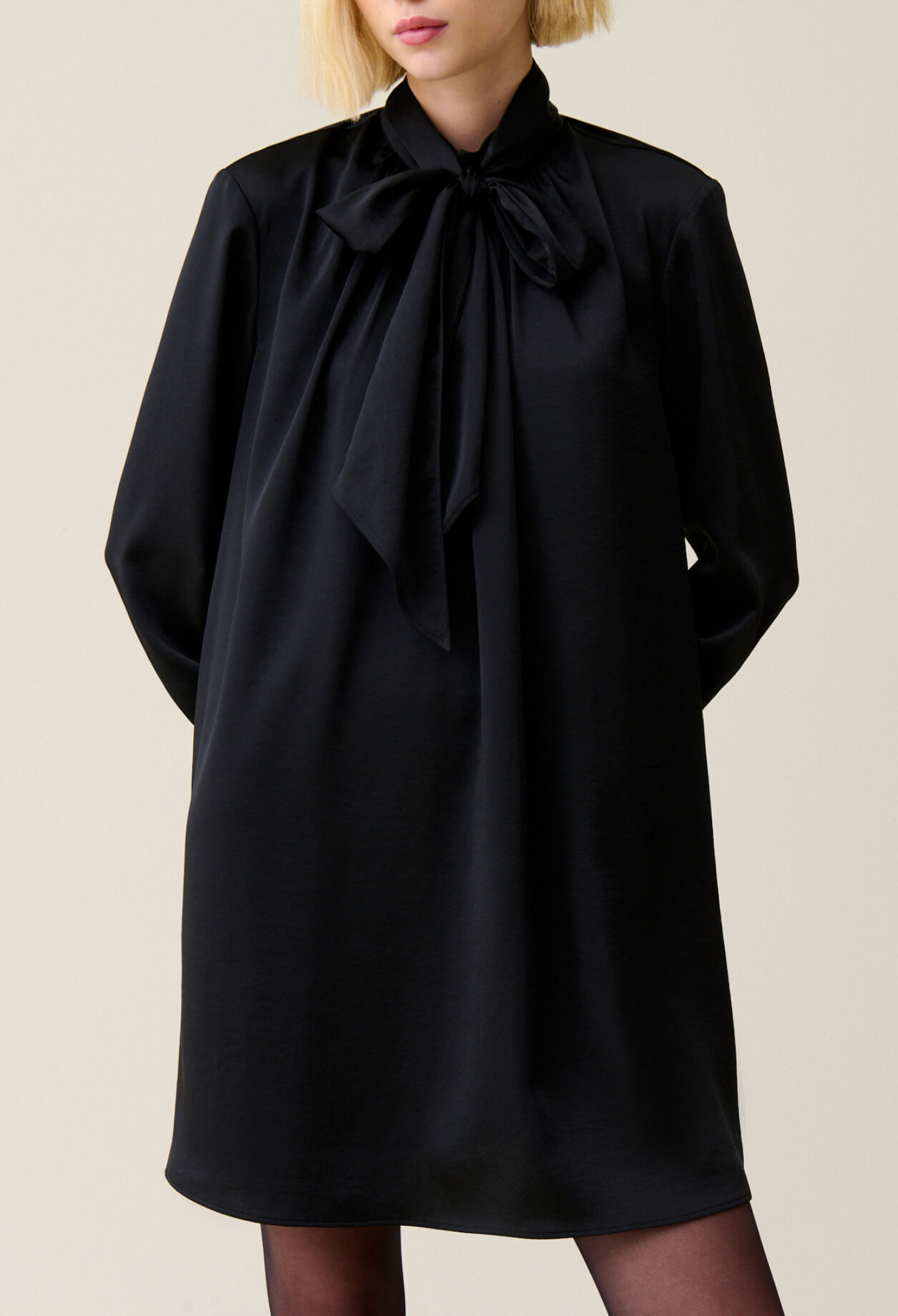 Robe fluide col lavalli&egrave;re noir