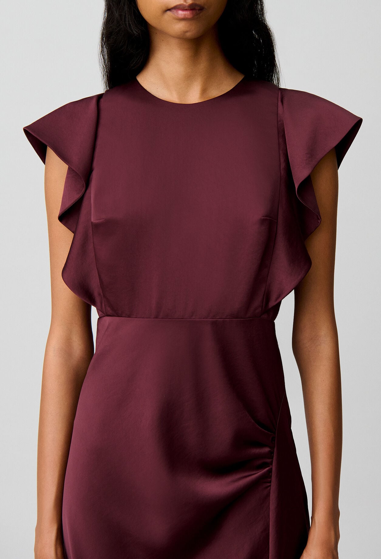 Robe longue satin&eacute;e fendue