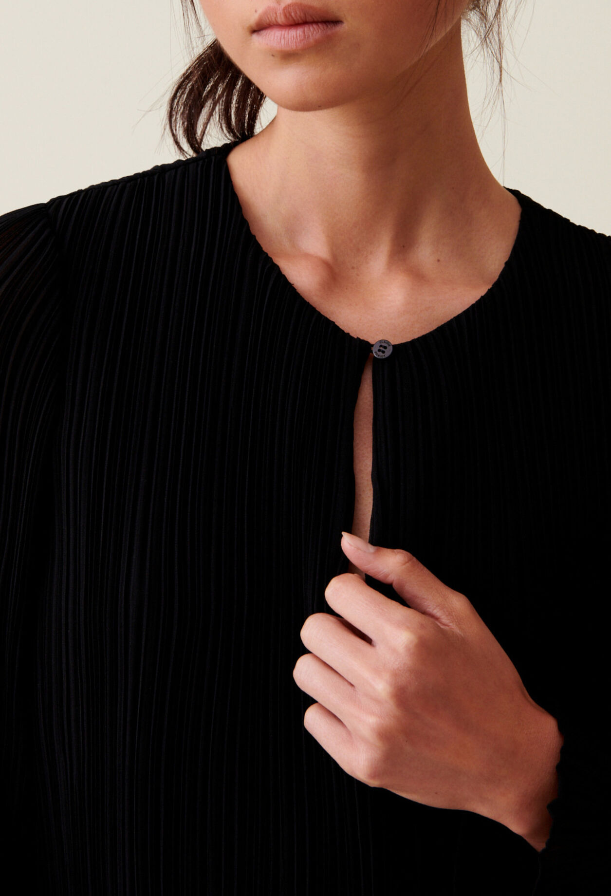 Robe courte pliss&eacute;e manches longues