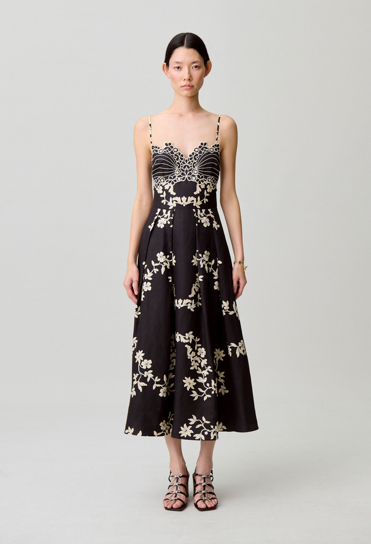 Robe bretelles broderies florales