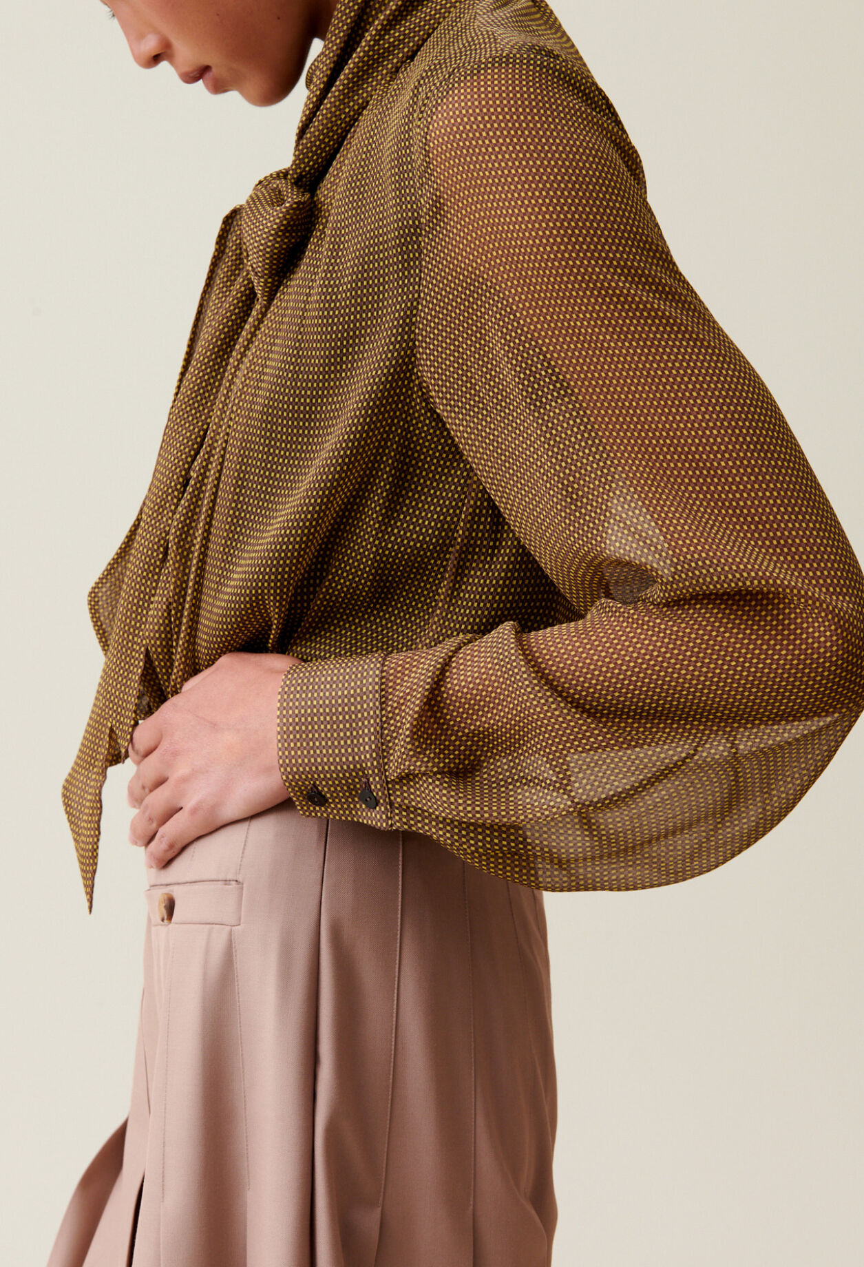 Blouse lavalli&egrave;re carreaux fluide