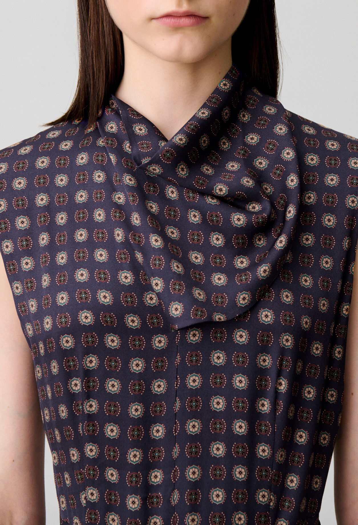 Robe fluide col foulard