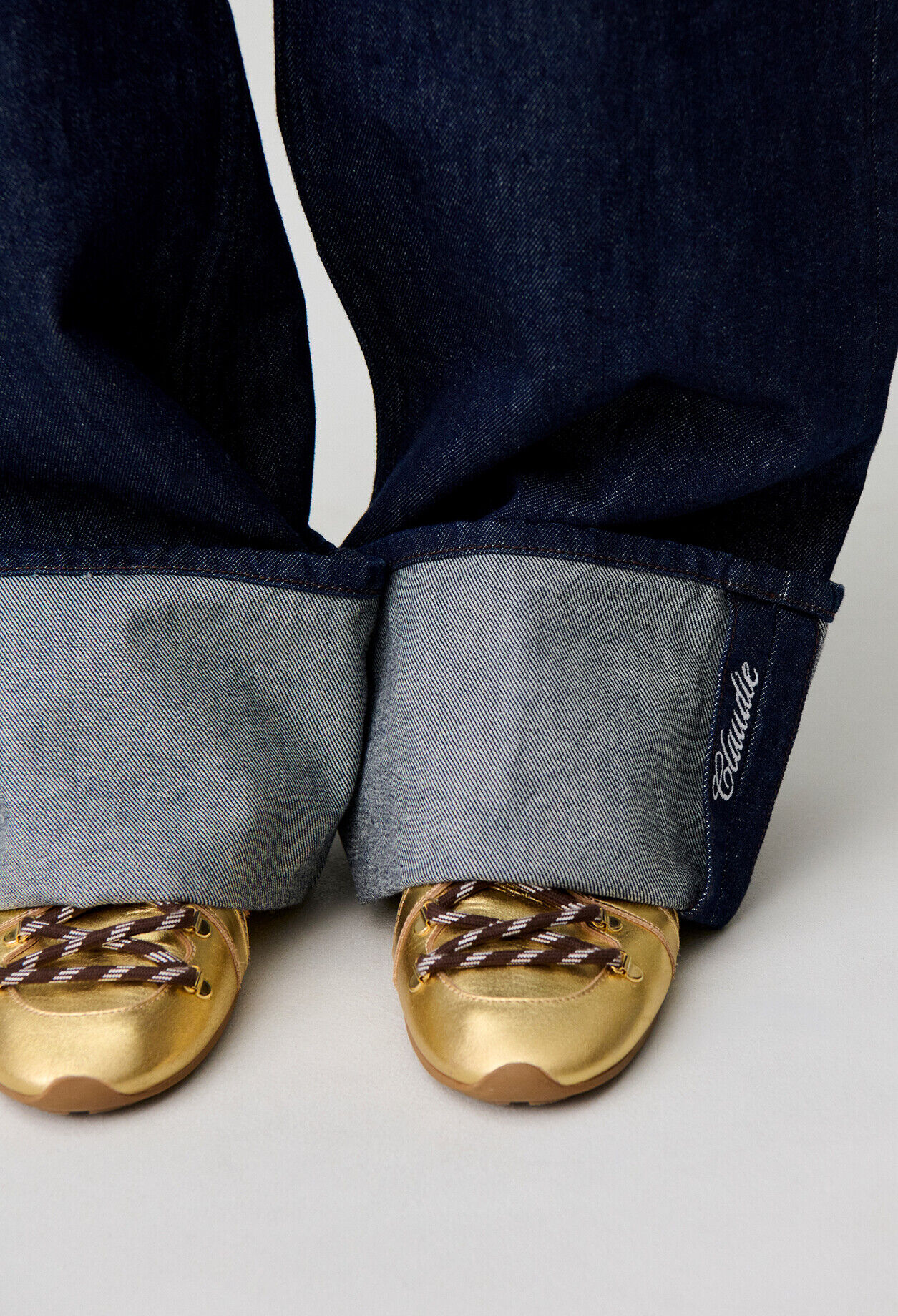 Jean jambes larges denim revers brod&eacute;