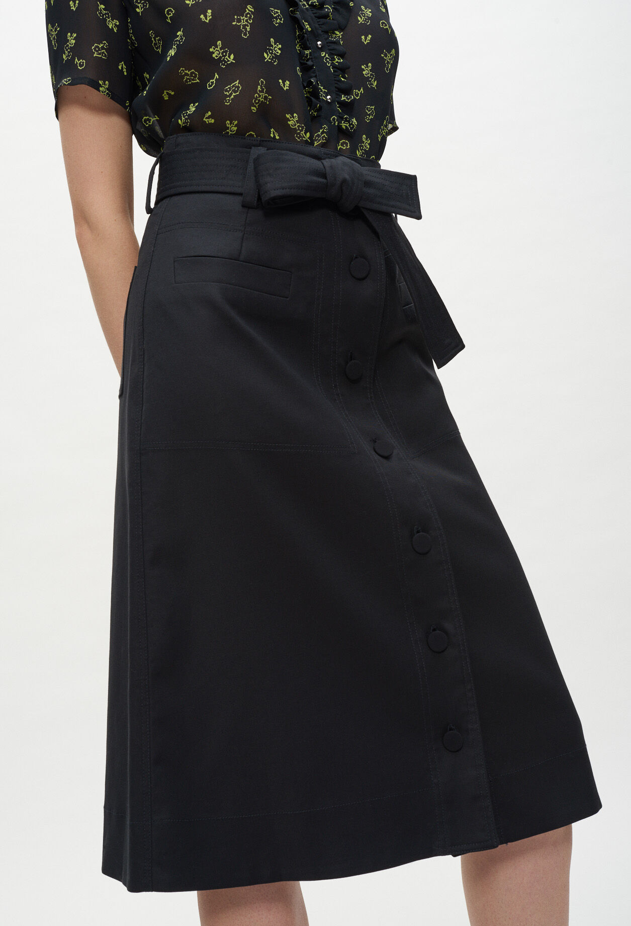 Jupe midi boutonnée à nouer