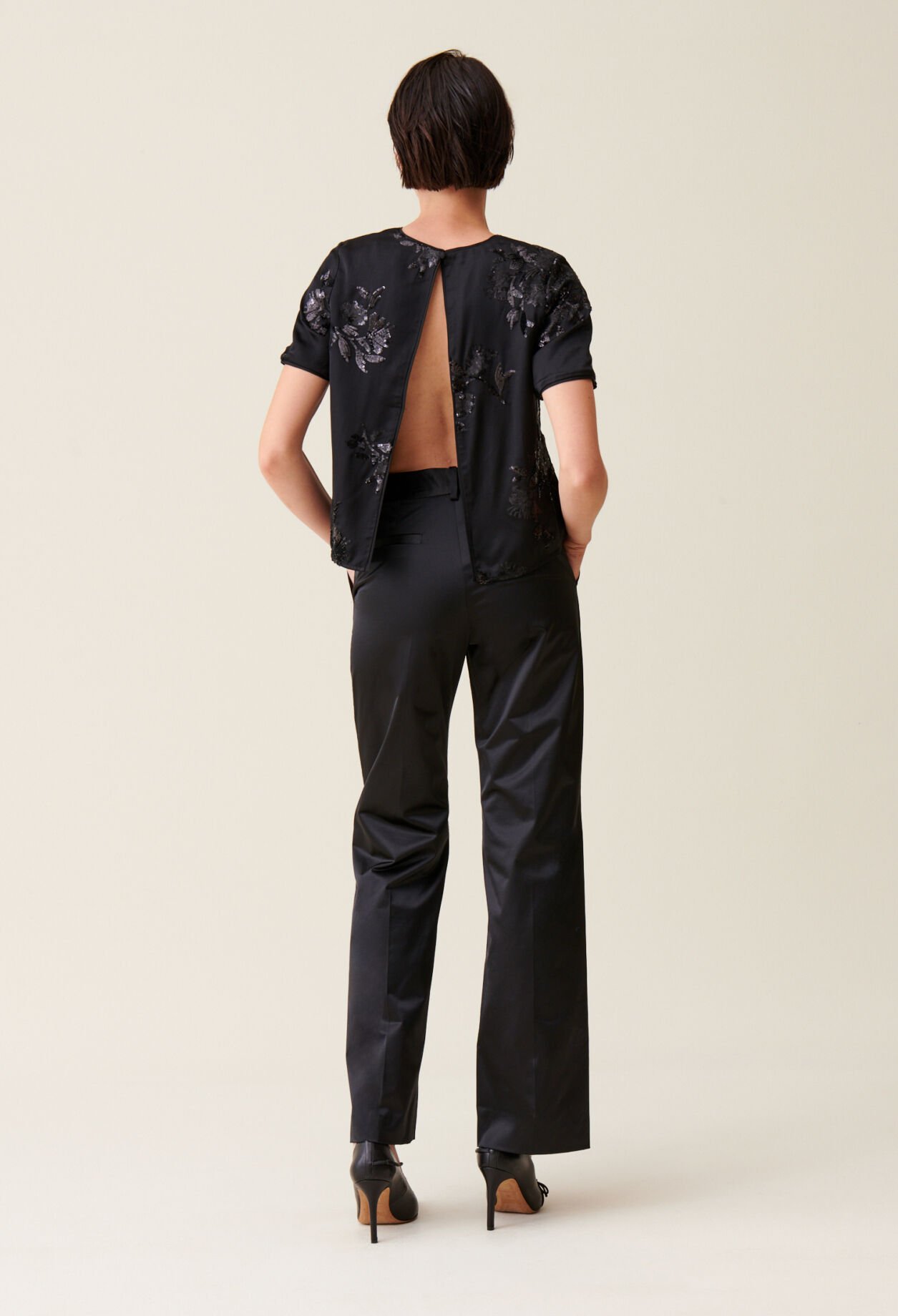 Top noir sequins brodés