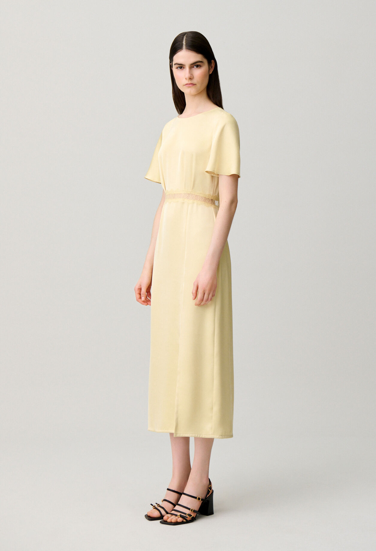 Robe satin&eacute;e dentelle dos nu
