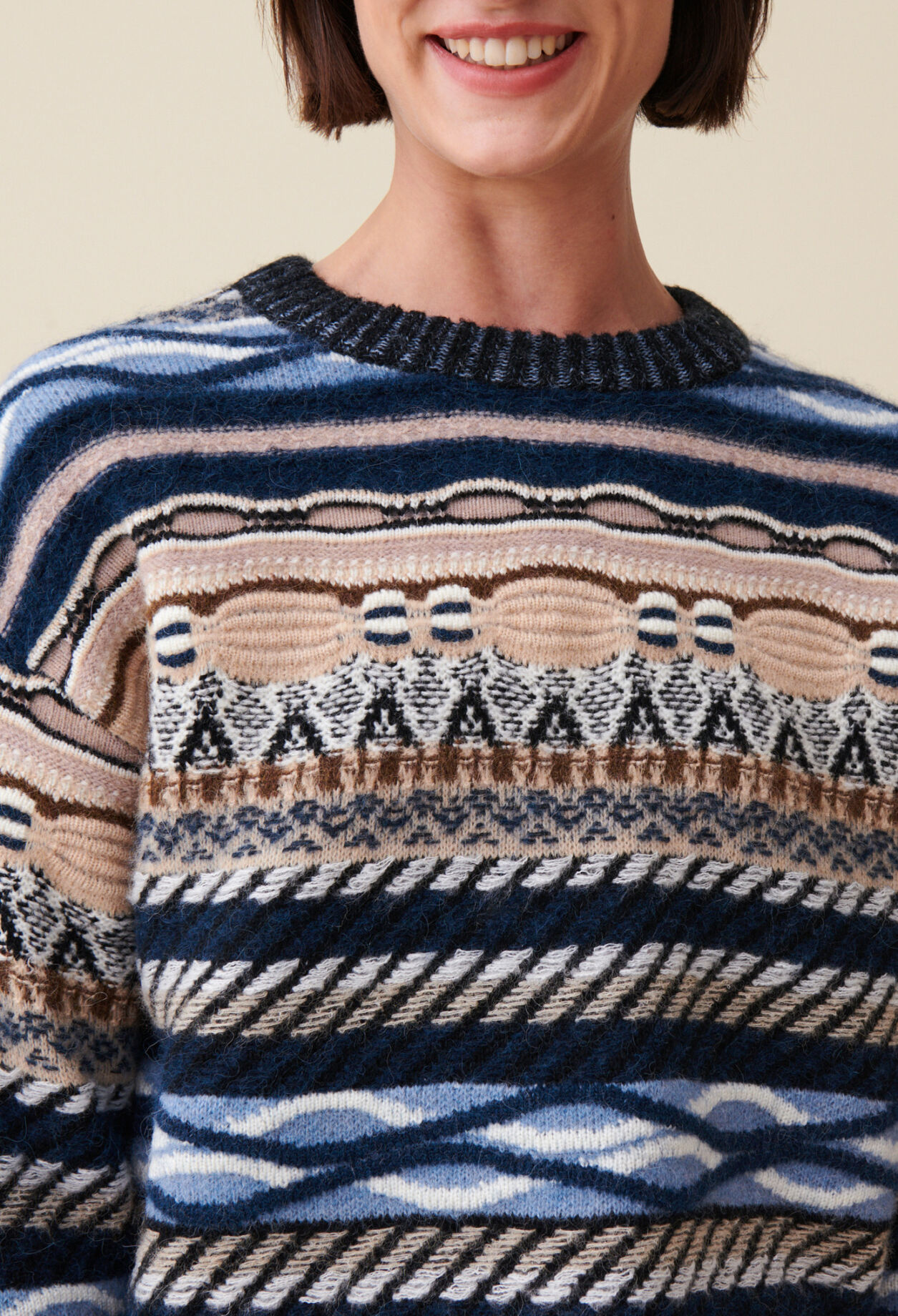 Pull court rayures &agrave; motifs