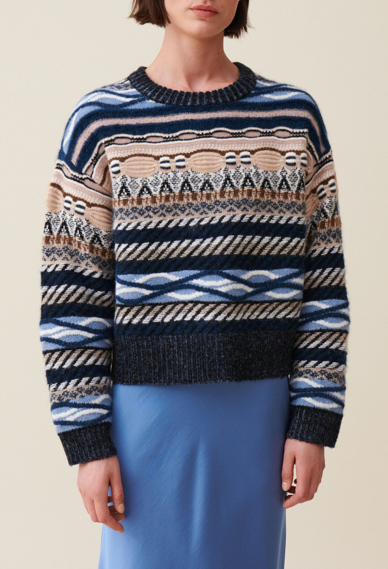 Pull court rayures &agrave; motifs