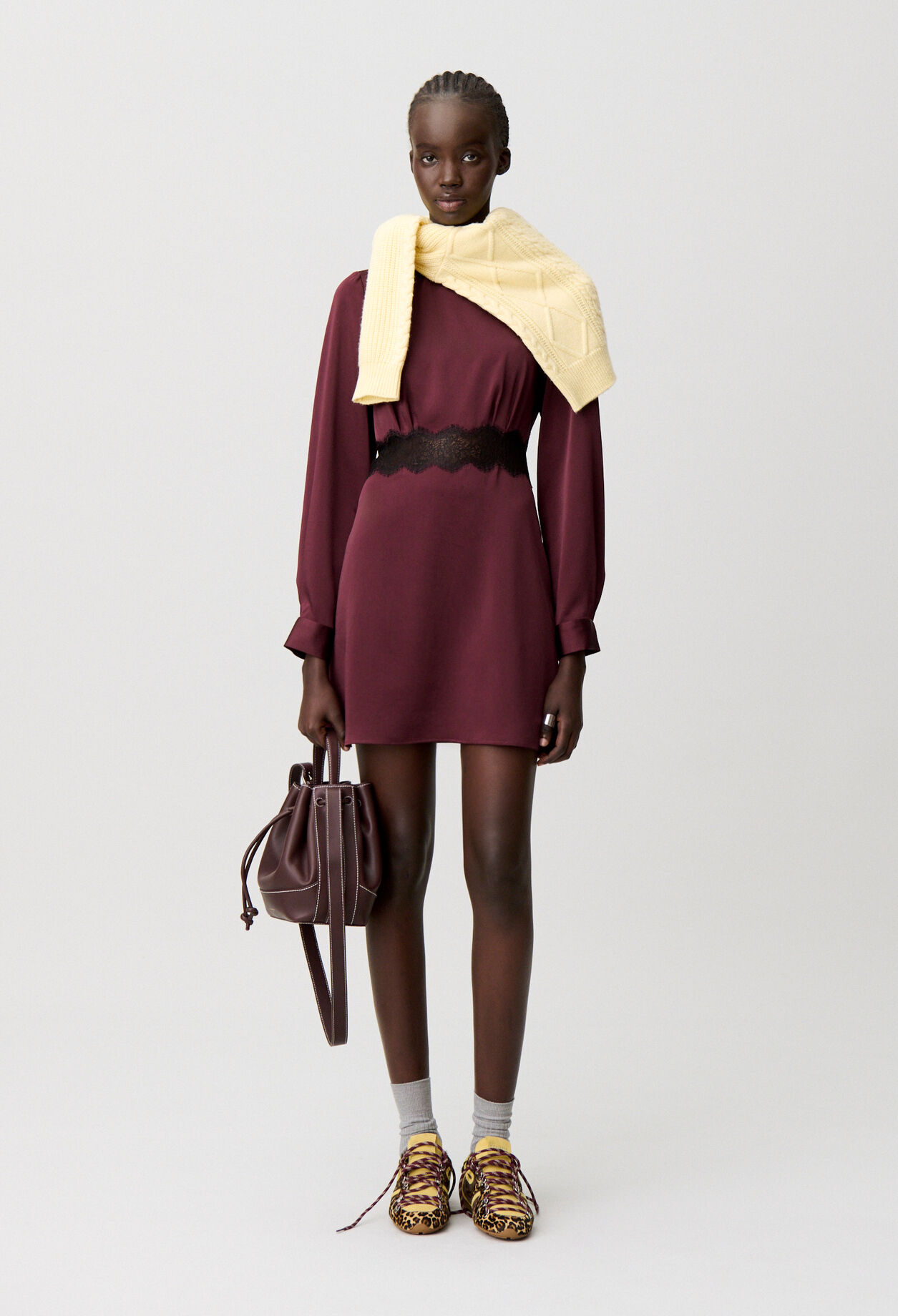 Robe courte fluide satin&eacute;e