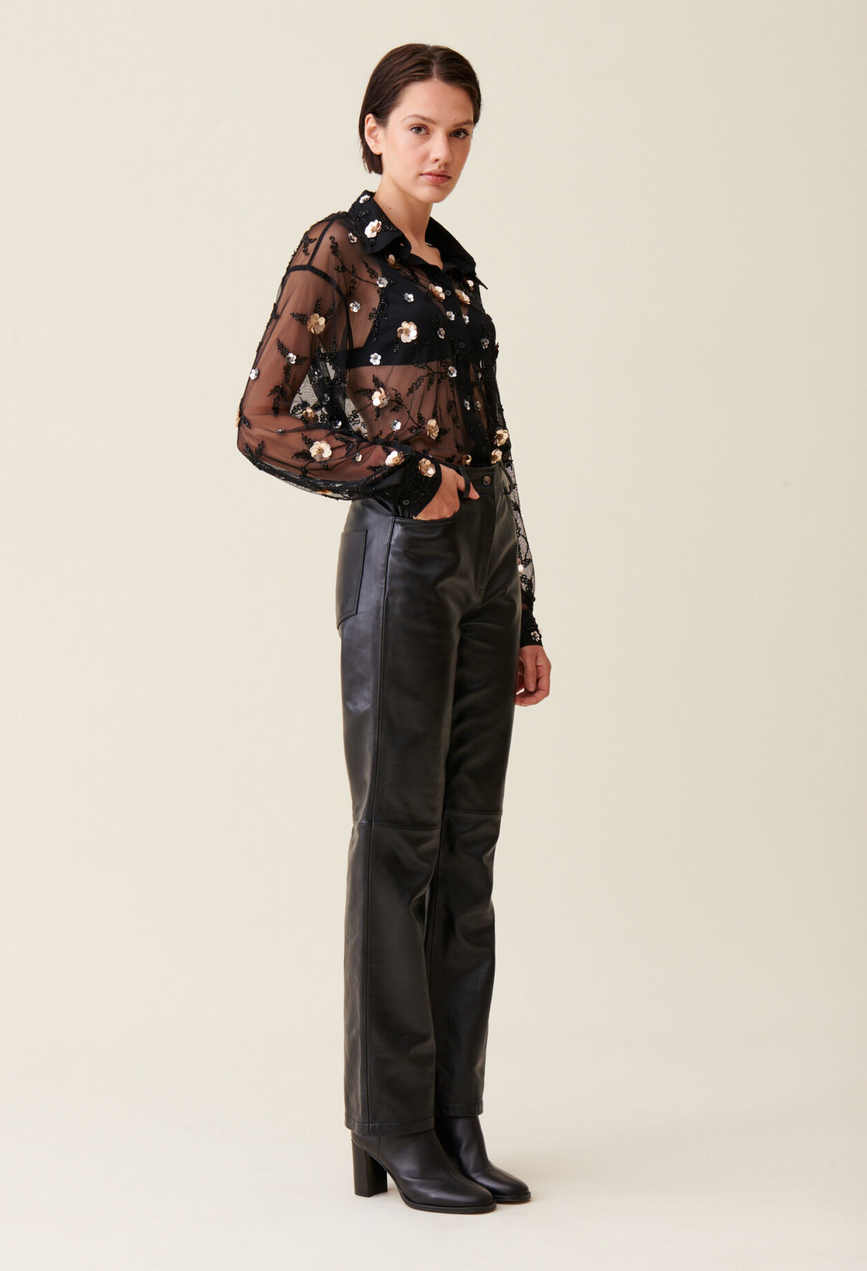 Chemise noire transparente brodée