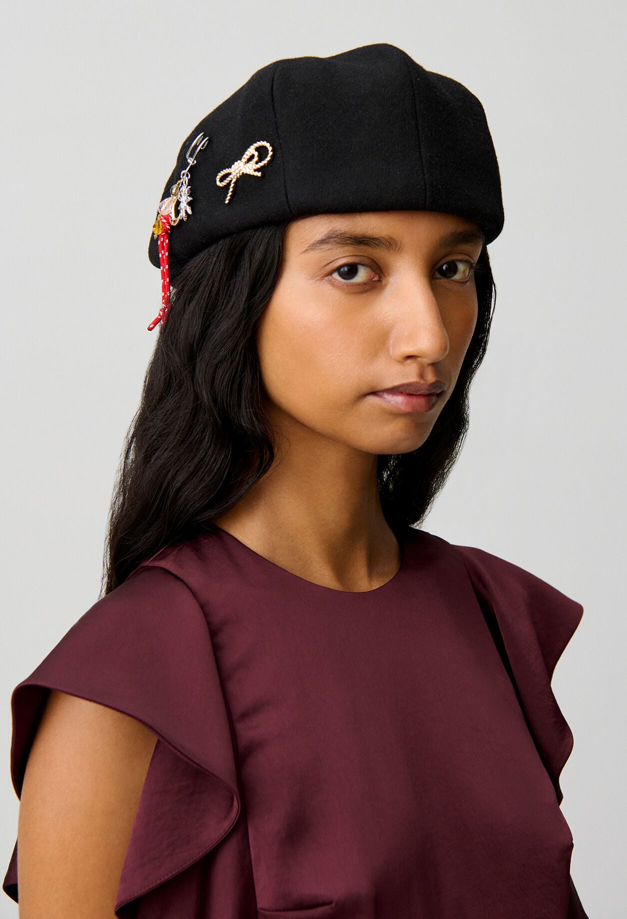 B&eacute;ret lainage broche m&eacute;tallique