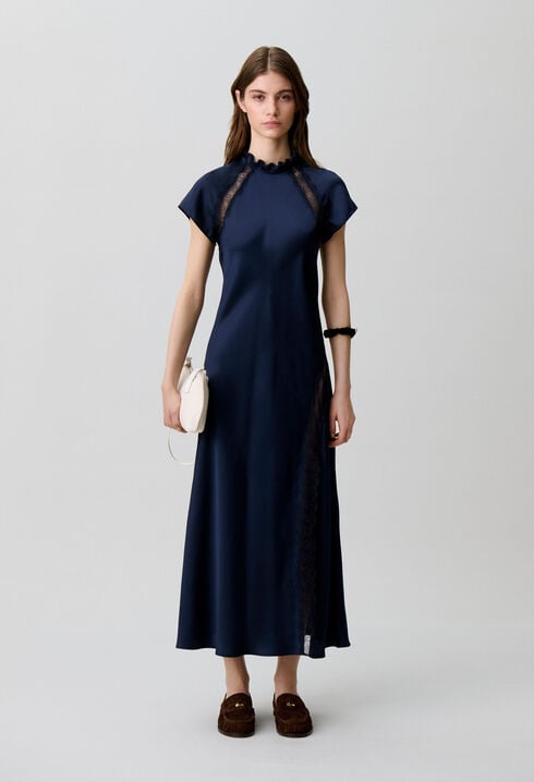 Robe satin&eacute;e col victorien