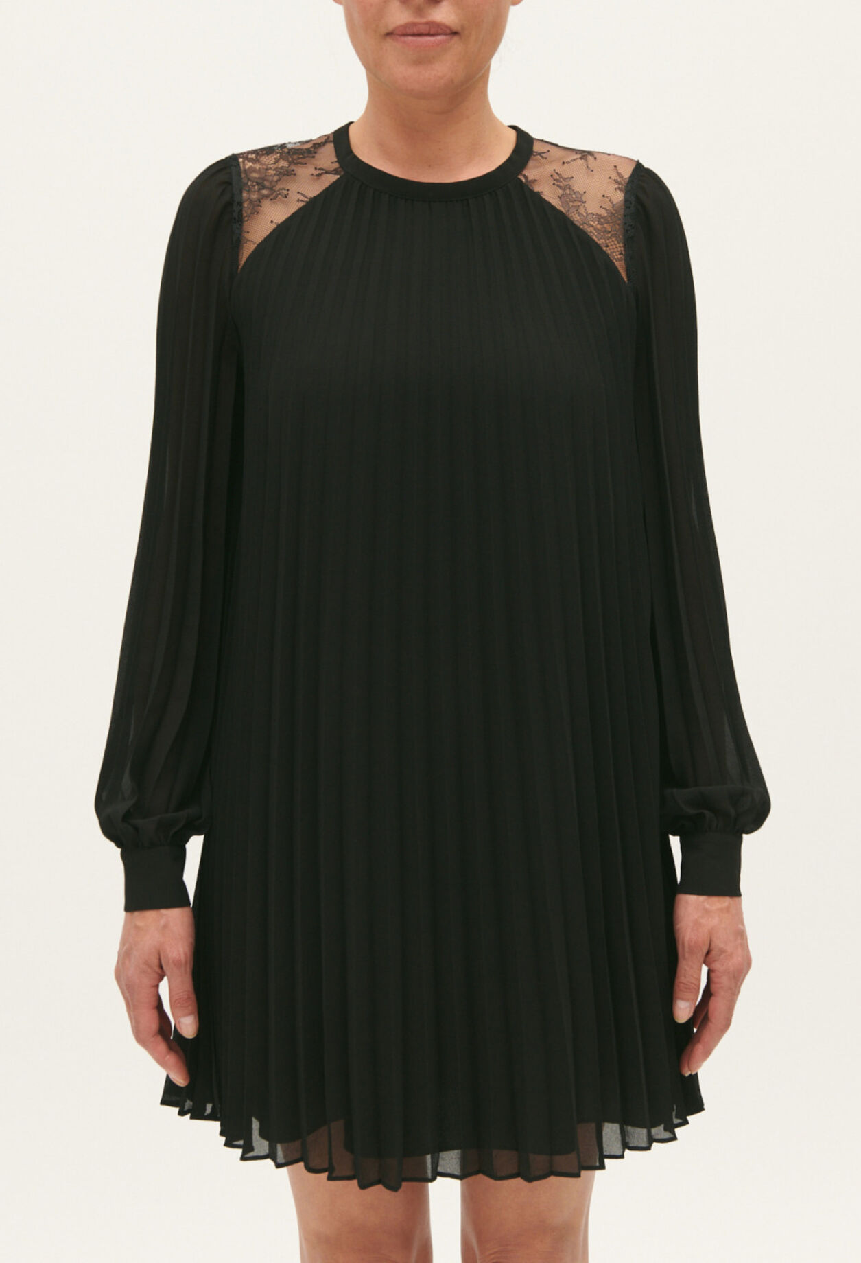 Robe courte plissée noire
