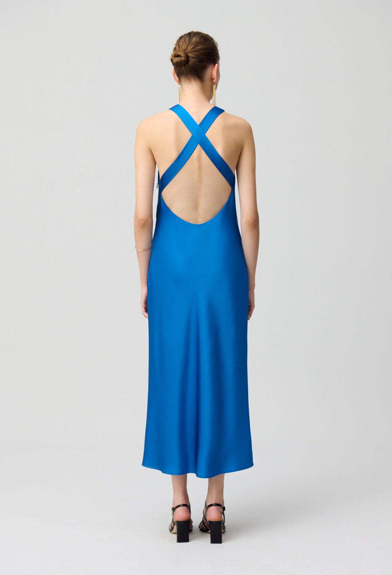 Robe longue satinée dos nu