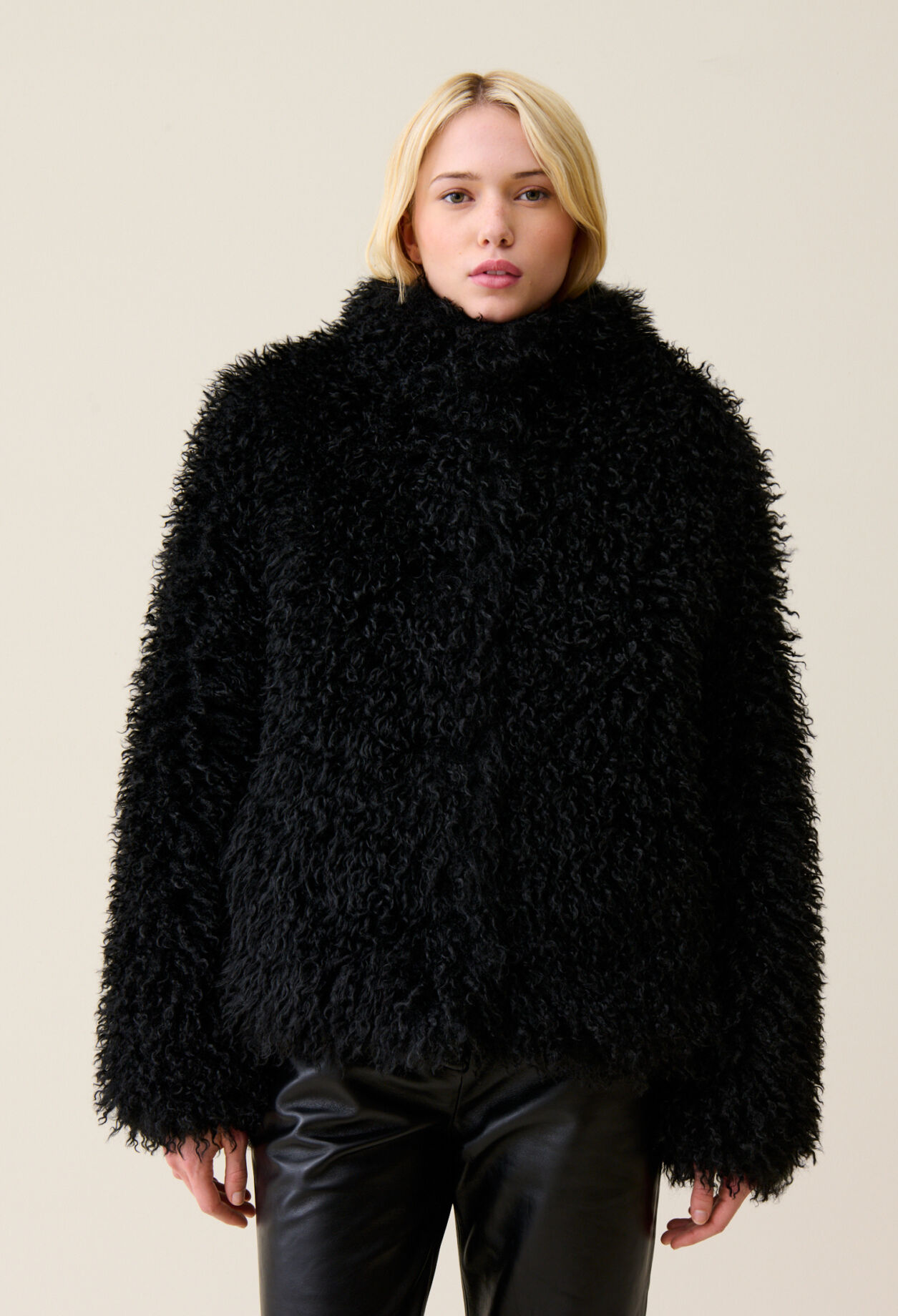 Manteau fausse fourrure noir