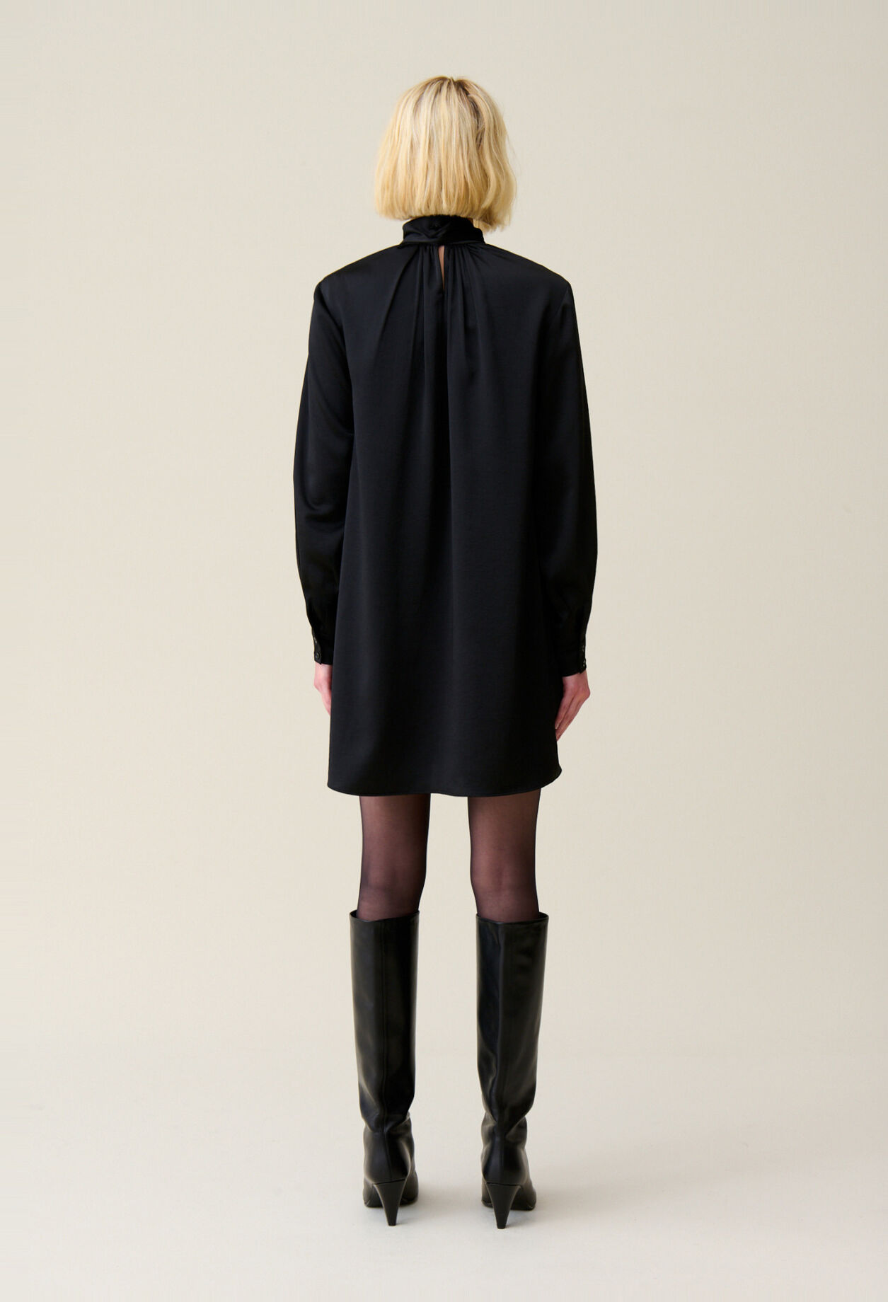 Robe fluide col lavalli&egrave;re noir