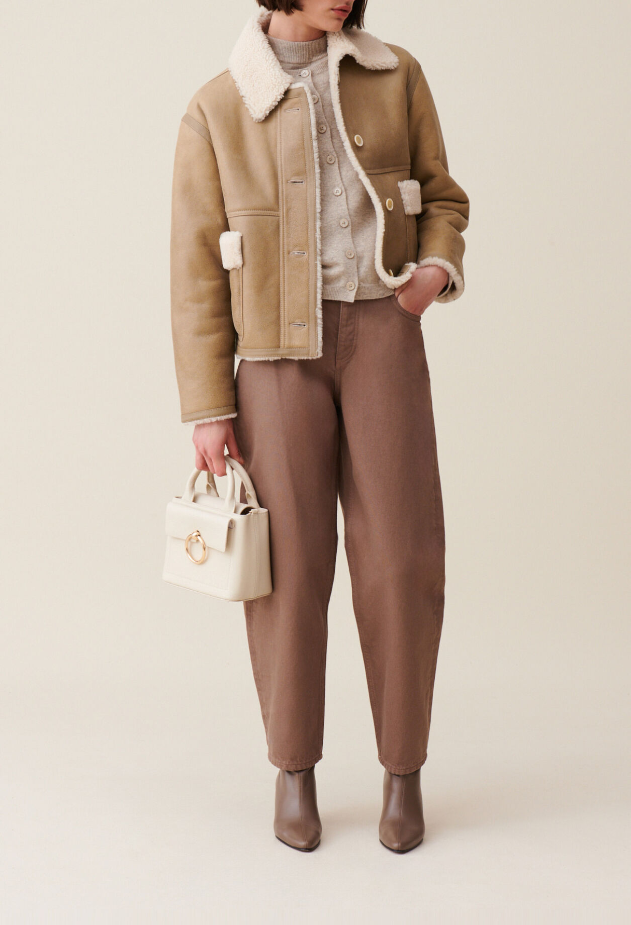 Veste peau lain&eacute;e courte beige