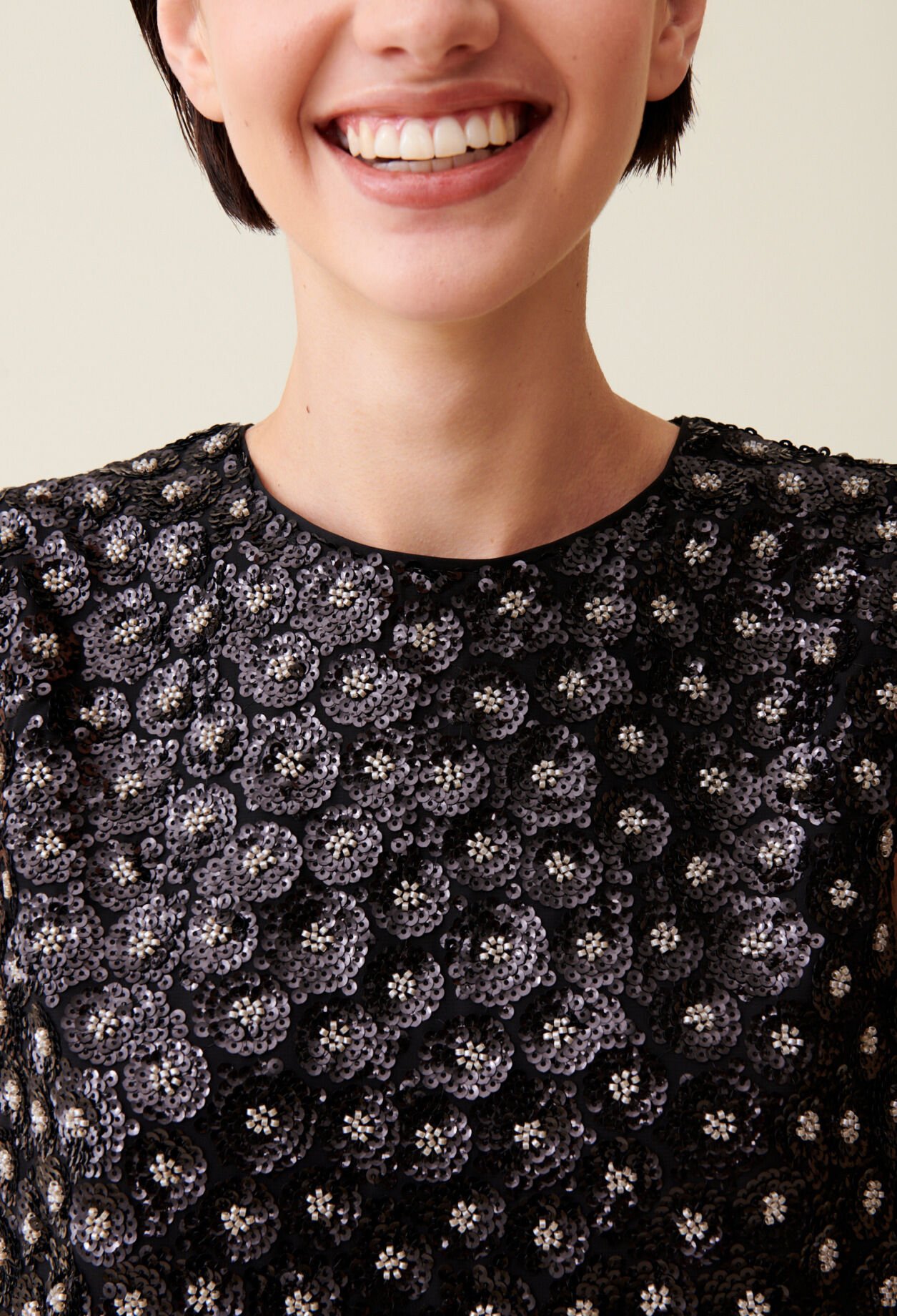 Top noir sequins brodés dos ouvert