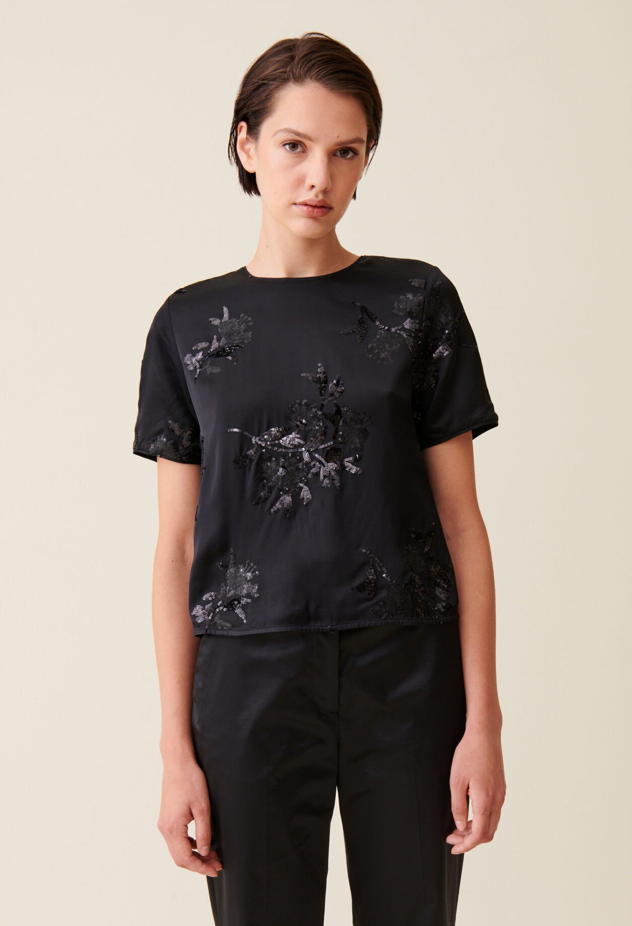 Top noir sequins brodés