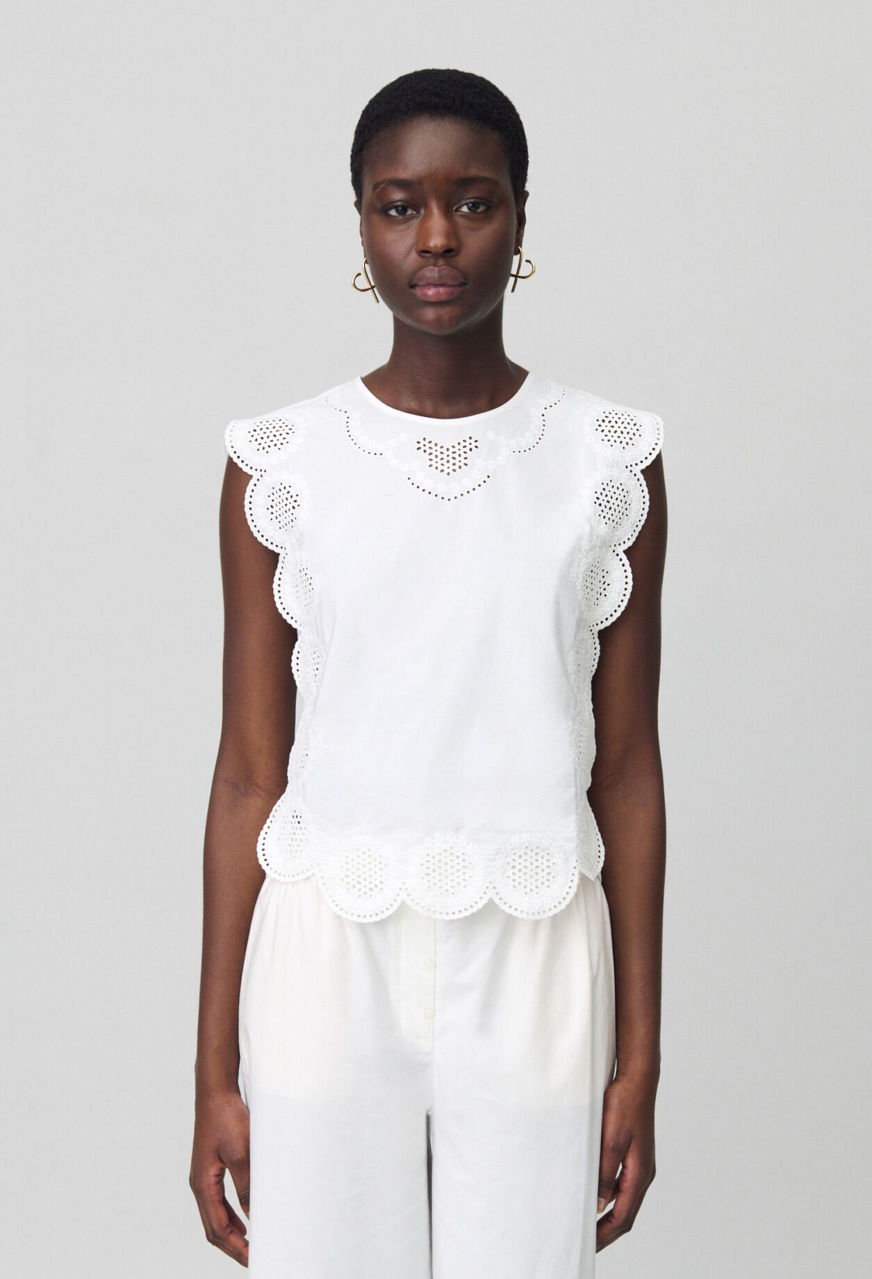 Blouse sans manches brodée